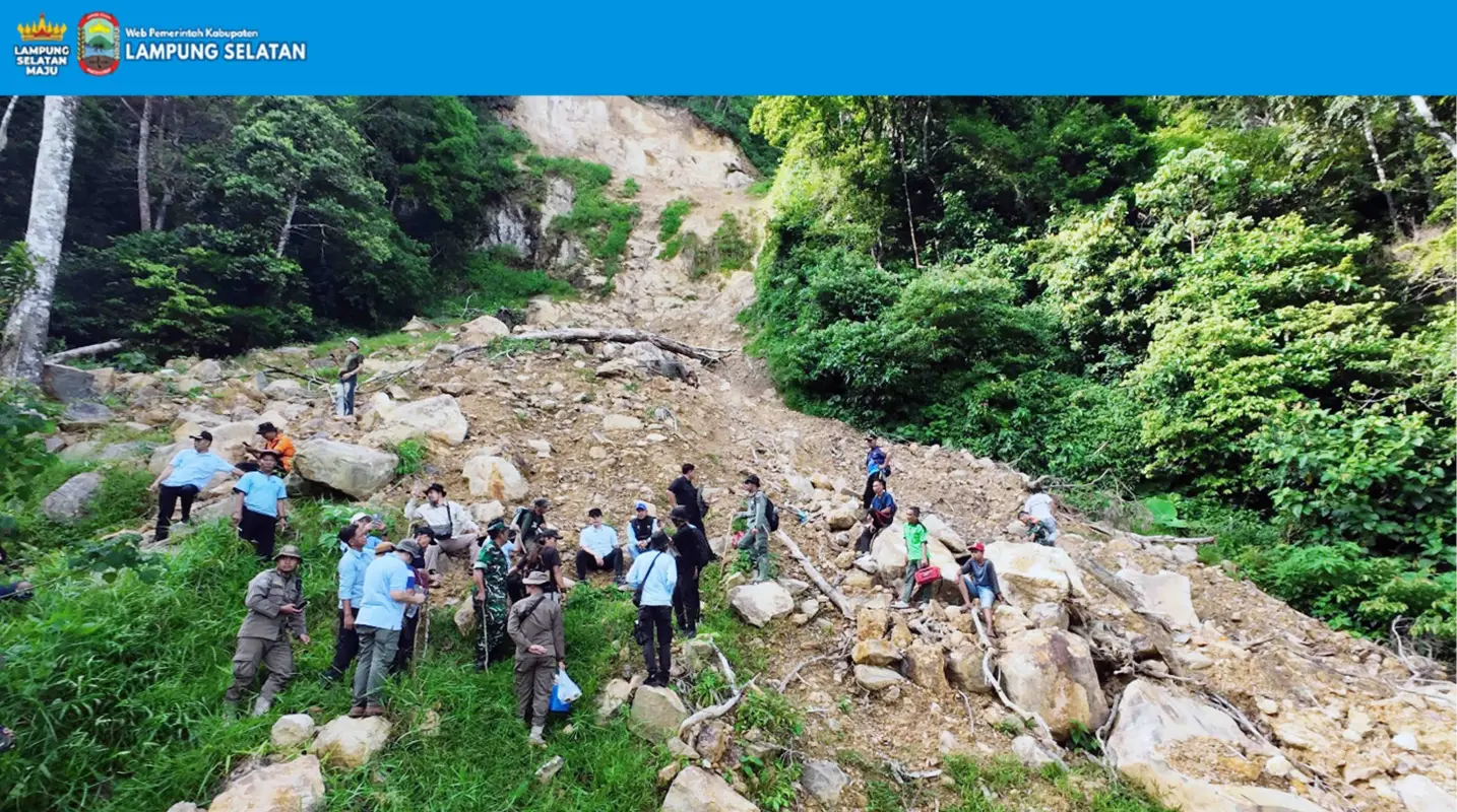 Bupati Egi Naik 3 Km, Tanam Pohon Cegah longsor Susulan di gunang Rajabasa
