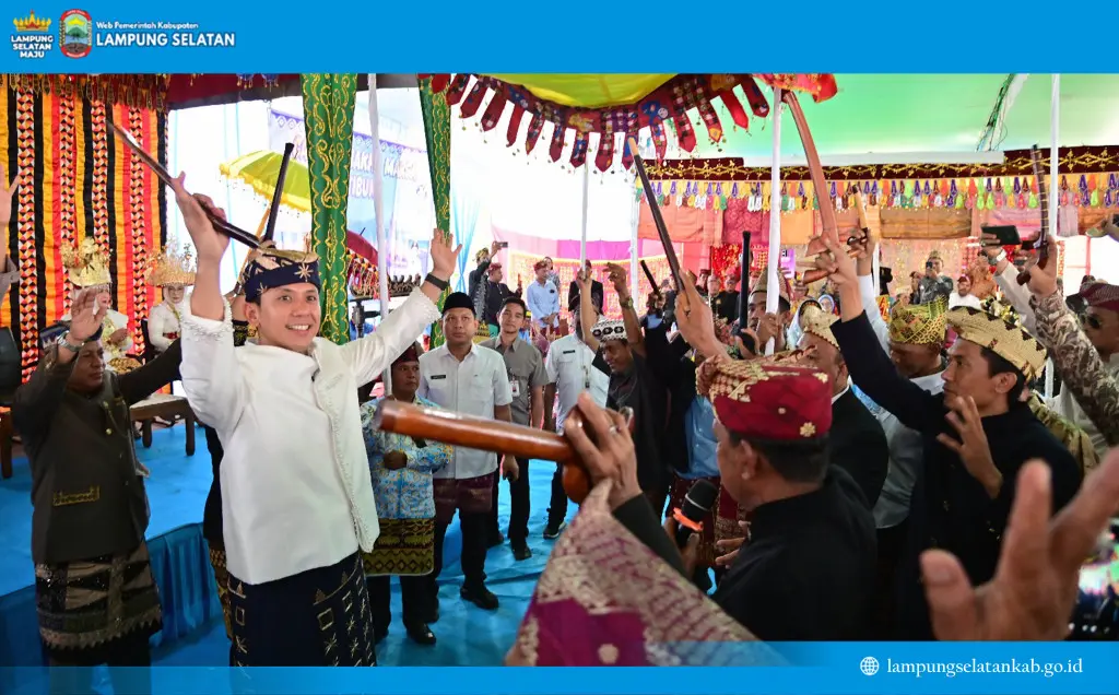 Cangget Bagha Katibung: Bupati Egi Resmi Sandang Adok Pengikhan Penata Marga