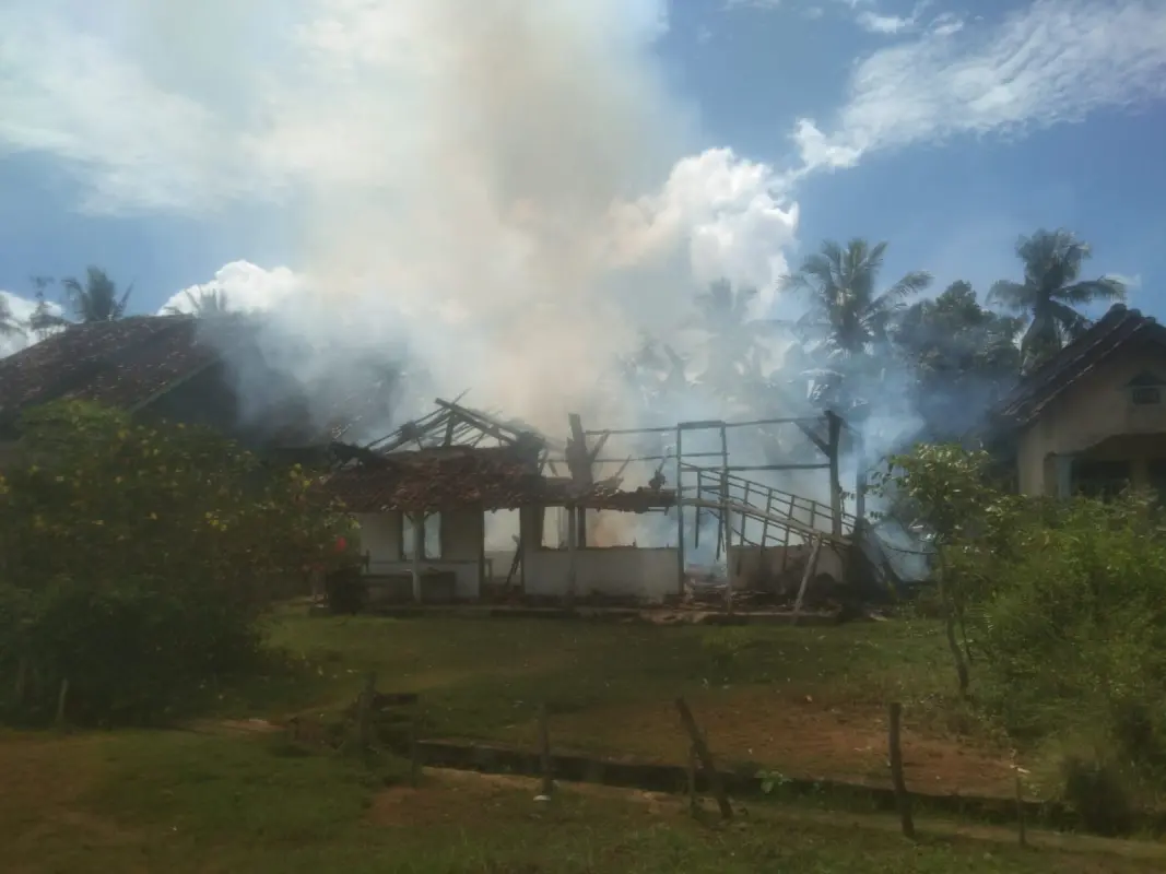 DIDUGA KORSLETING LISTRIK, RUMAH SEMI PERMANEN DI KARANG ANOM LUDES TERBAKAR