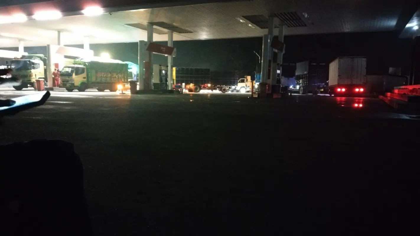 RATUSAN KENDARAAN ANTRI SOLAR DI SPBU 24.354.61 KOTADALAM, MENGULAR SEPANJANG 1 KILOMETER
