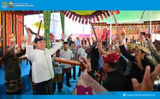 Cangget Bagha Katibung: Bupati Egi Resmi Sandang Adok Pengikhan Penata Marga