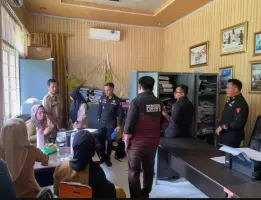 KEJAKSAAN LAMPUNG TIMUR GELEDAH KANTOR DINAS LINGKUNGAN HIDUP TERKAIT DUGAAN KORUPSI PROYEK JALAN