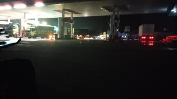 RATUSAN KENDARAAN ANTRI SOLAR DI SPBU 24.354.61 KOTADALAM, MENGULAR SEPANJANG 1 KILOMETER