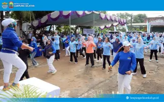 Sentuh Lansia 95 Tahun di Sidomulyo, Zita Anjani Serahkan Bantuan dan Ajak Warga Hidup Sehat Lewat Senam OK Gas